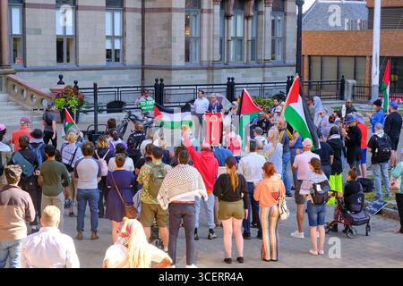 Halifax, Nouvelle-Écosse, Canada. 19 août 2025. Rassemblement devant l’hôtel de ville de Halifax demandant aux officiels d’annuler le match de la Coupe Davis entre équipe Canada et Israël prévu les 12 et 13 septembre au Scotiabank Centre à Halifax alors qu’Israël poursuit ses attaques contre la Palestine. Les groupes ont d'abord demandé qu'aucun financement public ne soit alloué pour l'événement, et que l'événement soit annulé complètement et que la ville ne soit pas complice de soutenir ce qu'ils ont appelé Sports Washing des actions d'Israël, pointant vers une interdiction similaire des équipes de Russie et de Biélorussie. Crédit : meanderingemu/Alamy Live News Banque D'Images