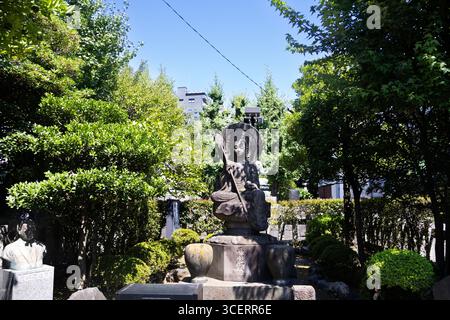 Antique Ksitigarbha Bodhisattva ou statue de moine Jizo dans un sanctuaire antique pour les japonais voyageurs voyage visite respect bénir culte à Sensoji t Banque D'Images