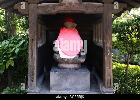 Ancienne statue de Dieu de divinité japonaise Jizo Bosatsu dans l'antique sanctuaire esprit de pouvoir gardien protéger les enfants et les voyageurs pour les personnes locales visite de voyage Banque D'Images