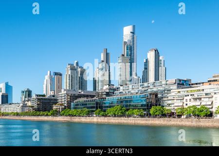 Gratte-ciel modernes le long du front de mer à Puerto Madero, Buenos Aires Banque D'Images