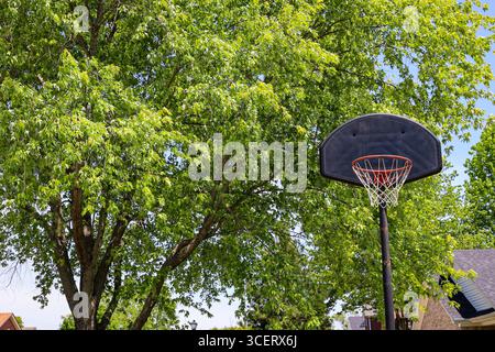 Panier de basket-ball dans un quartier Banque D'Images