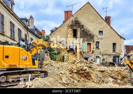Pelles Caterpillar CAT 309 et CAT 315 en chantier démolissant un ancien bâtiment instable sur une voie de circulation très fréquentée à Preuilly-sur-Claise (37), France. Banque D'Images