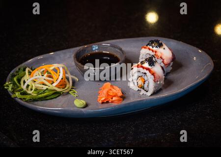 Petits pains de sushi frais au saumon et au thon, cuisine japonaise sur une assiette de fruits de mer gastronomique Banque D'Images