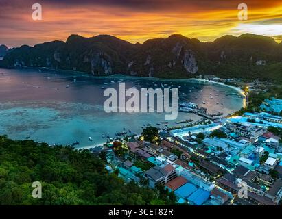 Coucher de soleil sur l'île de Phi Phi dans la province de Krabi, Thaïlande Banque D'Images