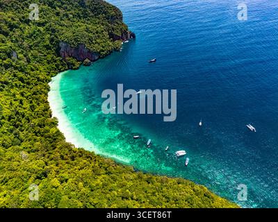Vue aérienne de Monkey Beach sur l'île de Phi Phi dans la province de Krabi, Thaïlande Banque D'Images