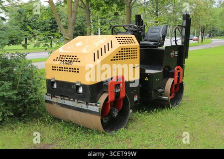 Gros plan du compacteur de sol Furd FYL-1100CC roulant sur un parc vert, Minsk, Biélorussie, 20 juillet 2025 Banque D'Images