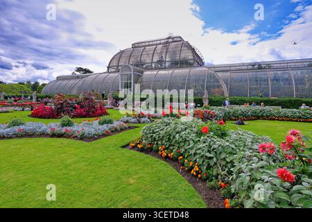 Plantes de literie d'été colorées exposées devant le Palm House à Kew Gardens Londres Angleterre Banque D'Images