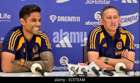 Mumbai, Inde. 19 août 2025. MUMBAI, INDE - 19 AOÛT : le capitaine du T20 indien Surya Kumar Yadav et le sélectionneur en chef Ajit Agarkar, lors du point de presse après la réunion de sélection des équipes pour la prochaine Coupe d'Asie masculine ACC au siège de la BCCI le 19 août 2025 à Mumbai, Inde. (Photo par Anshuman Poyrekar/Hindustan Times/Sipa USA) crédit : Sipa USA/Alamy Live News Banque D'Images