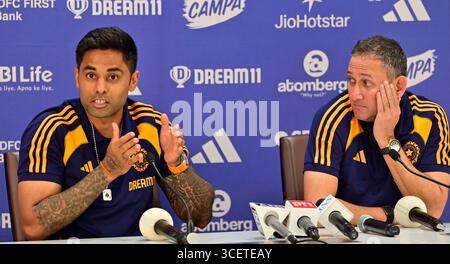 Mumbai, Inde. 19 août 2025. MUMBAI, INDE - 19 AOÛT : le capitaine du T20 indien Surya Kumar Yadav et le sélectionneur en chef Ajit Agarkar, lors du point de presse après la réunion de sélection des équipes pour la prochaine Coupe d'Asie masculine ACC au siège de la BCCI le 19 août 2025 à Mumbai, Inde. (Photo par Anshuman Poyrekar/Hindustan Times/Sipa USA) crédit : Sipa USA/Alamy Live News Banque D'Images