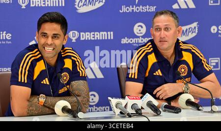 Mumbai, Inde. 19 août 2025. MUMBAI, INDE - 19 AOÛT : le capitaine du T20 indien Surya Kumar Yadav et le sélectionneur en chef Ajit Agarkar, lors du point de presse après la réunion de sélection des équipes pour la prochaine Coupe d'Asie masculine ACC au siège de la BCCI le 19 août 2025 à Mumbai, Inde. (Photo par Anshuman Poyrekar/Hindustan Times/Sipa USA) crédit : Sipa USA/Alamy Live News Banque D'Images