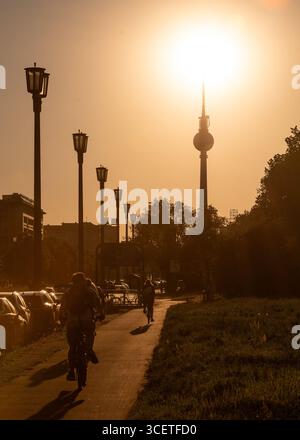 Berlin, Allemagne. 19 août 2025. Le soleil se couche derrière la tour de télévision. Crédit : Christophe Gateau/dpa/Alamy Live News Banque D'Images
