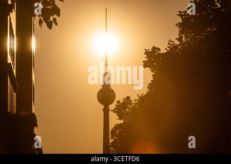 Berlin, Allemagne. 19 août 2025. Le soleil se couche derrière la tour de télévision. Crédit : Christophe Gateau/dpa/Alamy Live News Banque D'Images