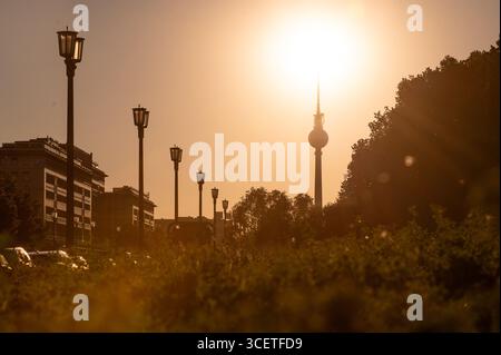 Berlin, Allemagne. 19 août 2025. Le soleil se couche derrière la tour de télévision. Crédit : Christophe Gateau/dpa/Alamy Live News Banque D'Images