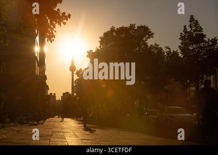 Berlin, Allemagne. 19 août 2025. Le soleil se couche derrière la tour de télévision. Crédit : Christophe Gateau/dpa/Alamy Live News Banque D'Images