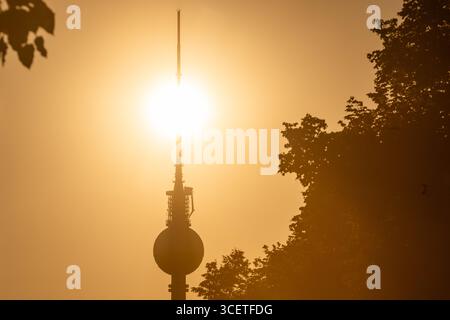 Berlin, Allemagne. 19 août 2025. Le soleil se couche derrière la tour de télévision. Crédit : Christophe Gateau/dpa/Alamy Live News Banque D'Images