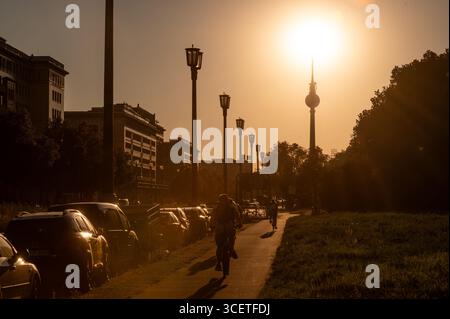 Berlin, Allemagne. 19 août 2025. Le soleil se couche derrière la tour de télévision. Crédit : Christophe Gateau/dpa/Alamy Live News Banque D'Images
