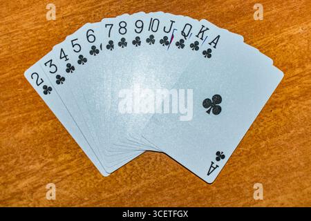 Ensemble complet de clubs dans la carte à jouer posé sur la table. Banque D'Images