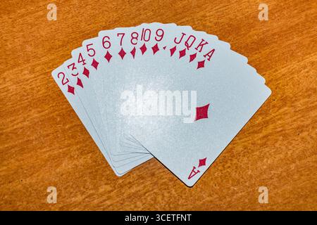 Jeu complet de diamants dans la carte à jouer posée sur la table. Banque D'Images
