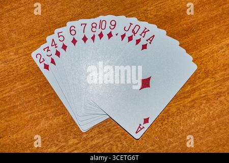 Jeu complet de diamants dans la carte à jouer posée sur la table. Banque D'Images
