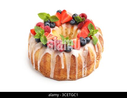 Délicieux gâteau bundt aux baies, glaçage et menthe isolé sur blanc Banque D'Images
