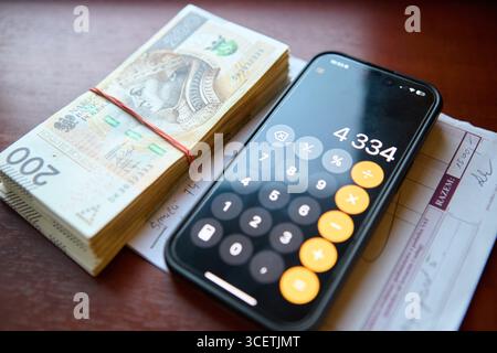 Billets de banque en zloty polonais affichés avec la calculatrice sur le bureau Banque D'Images