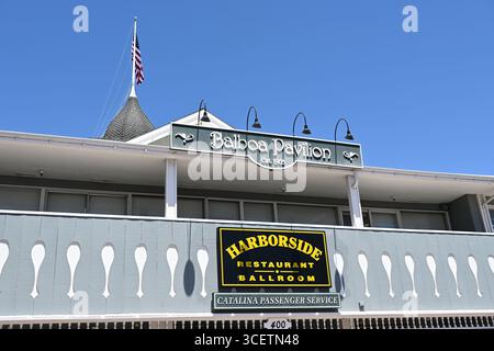 NEWPORT BEACH, CALIFORNIE - 01 août 2025 : gros plan sur le panneau Balboa Pavilion, un monument de Newport Beach depuis plus de 100 ans. Banque D'Images