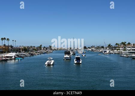 NEWPORT BEACH, CALIFORNIE - 01 août 2025 : regarder Beacon Bay entre le continent et Balboa Island depuis le pont Marine Avenue. Banque D'Images