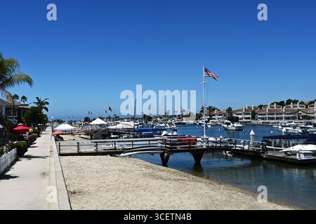 NEWPORT BEACH, CALIFORNIE - 01 août 2025 : promenade et sable à Balboa Island en regardant Beacon Bay. Banque D'Images
