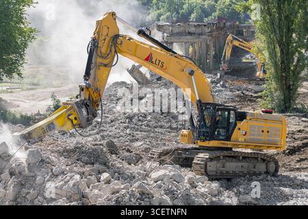Herserange, France - vue sur une pelle sur chenilles jaunes CAT 374 pour la démolition d'un vieux viaduc routier sur un chantier de construction. Banque D'Images
