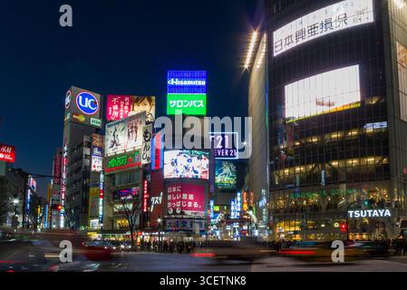 Croisement de la rue la plus achalandée du monde, passage de la station Shibuya, Shibuya, Shibuya-ku, Tokyo, Kanto, Japon Banque D'Images