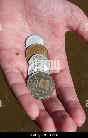 Yen japonais coins à Palm d'une part, Tokyo, Kanto, Japon Banque D'Images