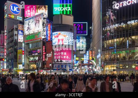 Croisement de la rue la plus achalandée du monde, passage de la station Shibuya, Shibuya, Shibuya-ku, Tokyo, Kanto, Japon Banque D'Images