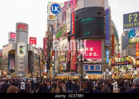 Croisement de la rue la plus achalandée du monde, passage de la station Shibuya, Shibuya, Shibuya-ku, Tokyo, Kanto, Japon Banque D'Images