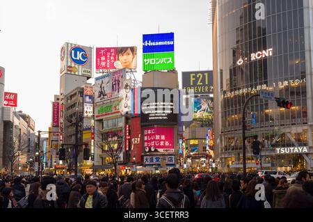 Croisement de la rue la plus achalandée du monde, passage de la station Shibuya, Shibuya, Shibuya-ku, Tokyo, Kanto, Japon Banque D'Images