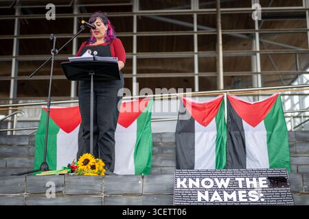 CARDIFF, PAYS DE GALLES - 16 JUILLET : manifestation devant le Senedd où les noms de 20 000 enfants morts ont été lus le 16 juillet 2025 à Cardiff, pays de Galles. Banque D'Images