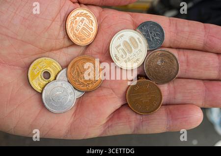 Yen japonais coins à Palm d'une part, Tokyo, Kanto, Japon Banque D'Images