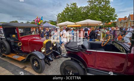Exposition rétro-voiture sur le festival annuel belle Epoque Soulac 1900. 7 juin 2025. Soulac-sur-mer, France Banque D'Images
