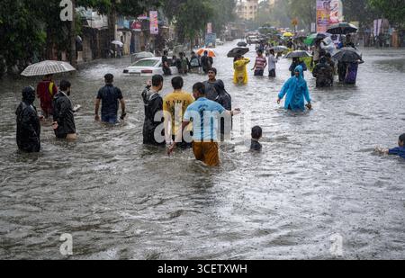 Mumbai, Inde. 19 août 2025. MUMBAI, INDE - 19 AOÛT : une vue de l'engorgement de la route LBS, Kurla le 19 août 2025 à Mumbai, Inde. Mumbai a reçu 300 mm de pluie au cours des dernières 24 heures alors que de fortes pluies se poursuivaient pour la deuxième journée consécutive mardi, provoquant un engorgement généralisé et des perturbations majeures dans toute la ville. (Photo de Satish Bate/Hindustan Times/Sipa USA) crédit : Sipa USA/Alamy Live News Banque D'Images
