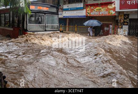 Mumbai, Inde. 19 août 2025. MUMBAI, INDE - 19 AOÛT : vue de la route d'abattage de l'eau à Bhandup le 19 août 2025 à Mumbai, Inde. Mumbai a reçu 300 mm de pluie au cours des dernières 24 heures alors que de fortes pluies se poursuivaient pour la deuxième journée consécutive mardi, provoquant un engorgement généralisé et des perturbations majeures dans toute la ville. (Photo de Satish Bate/Hindustan Times/Sipa USA) crédit : Sipa USA/Alamy Live News Banque D'Images