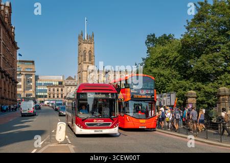 Lothian Road, Édimbourg, avec l'église épiscopale écossaise St John's en arrière-plan, un bus Lothian et un bus touristique de la ville en vue. Banque D'Images