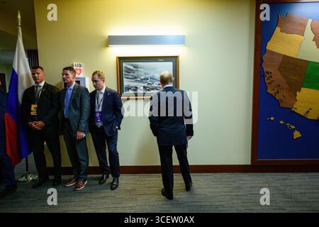 Le président russe Vladimir Poutine regarde un tableau avant d'assister à la conférence de presse conjointe avec le président Donald Trump au Centre des événements des guerriers arctiques à la base conjointe Elmendorf Richardson à Anchorage, Alaska, vendredi 15 août 2025. (Photo officielle de la Maison Blanche par Daniel Torok) Banque D'Images