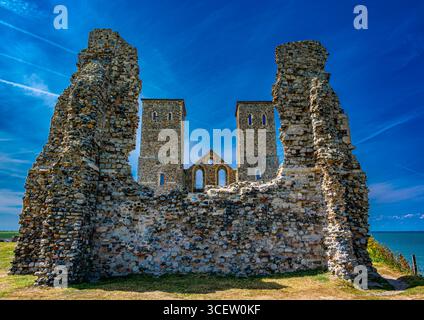 Vue sur les emblématiques Reculver Towers , près de Herne Bay, Kent, dans une belle journée de printemps Banque D'Images