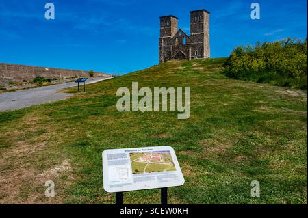 Vue sur les emblématiques Reculver Towers , près de Herne Bay, Kent, dans une belle journée de printemps Banque D'Images