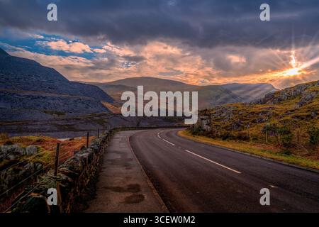 Route pittoresque de montagne au coucher du soleil à Snowdonia, pays de Galles Banque D'Images