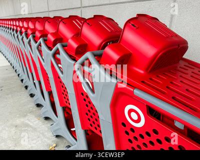 NORWALK, CT, USA- 18 AOÛT 2025 : une longue file de chariots rouges est soigneusement arrangée à l'extérieur d'un magasin de détail. Les chariots sont organisés Banque D'Images