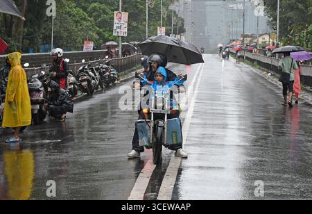 Mumbai, Maharashtra, Inde. 19 août 2025. Un homme est vu sur sa moto sous de fortes pluies à Mumbai. Le trafic sur la route, la ligne de chemin de fer ont été retardés en raison de fortes pluies et des inondations sur la route et la voie ferrée sont apparues. Les écoles et les collèges sont restés fermés et de nombreux bureaux ont permis à leurs employés de travailler à domicile. Alerte rouge a été émise par le Département météorologique indien (IMD) avertissant de précipitations extrêmement fortes jusqu'à mercredi, les citoyens ont été informés de ne pas s'aventurer dehors sauf si nécessaire. (Crédit image : © Ashish Vaishnav/SOPA images via ZUMA Press Wire) USAGE ÉDITORIAL SEULEMENT ! Non destiné à UN USAGE commercial ! Banque D'Images