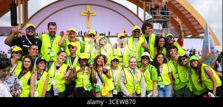 Jubilé des jeunes volontaires posant pour une photo de groupe au camp Tor Vergata à Rome, Italie Banque D'Images