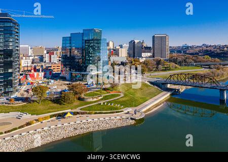 River Landing est situé dans le quartier sud du centre-ville de Saskatoon, le long de la rivière. Banque D'Images