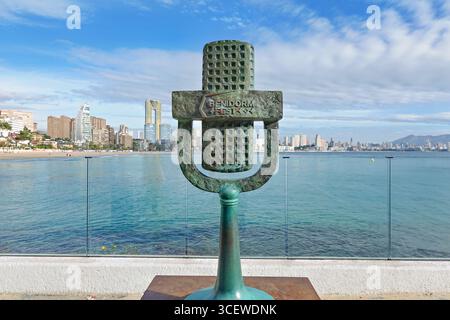 Benidorm, Espagne - 21 janvier 2025 : sculpture du Benidorm Fest, représentant le trophée du festival avec les noms du concours Eurovision espagnol de la chanson Banque D'Images