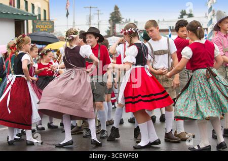 Les enfants en costumes traditionnels allemands effectuant les frère et soeur de la danse dans le cadre de la 45e Mt. Angel Oktoberfest, Mt. Angel, comté de Marion, ou Banque D'Images